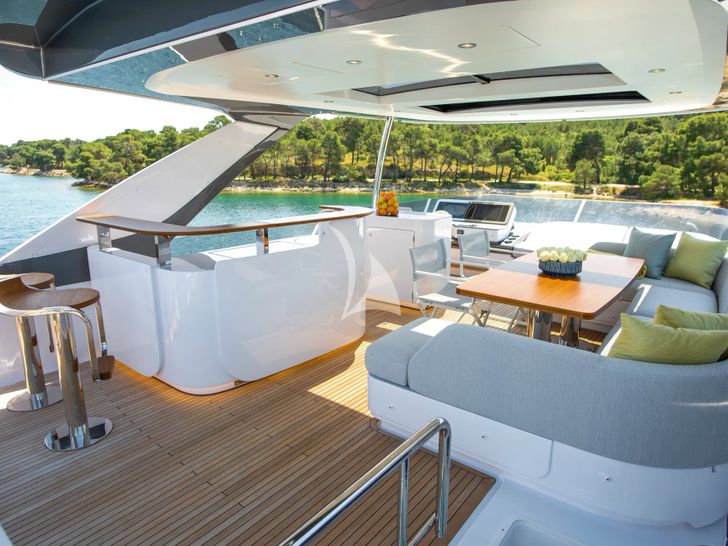PREWI Azimut Fly 78 - flybridge lounge and bar PREWI Azimut Fly 78 - flybridge lounge and bar