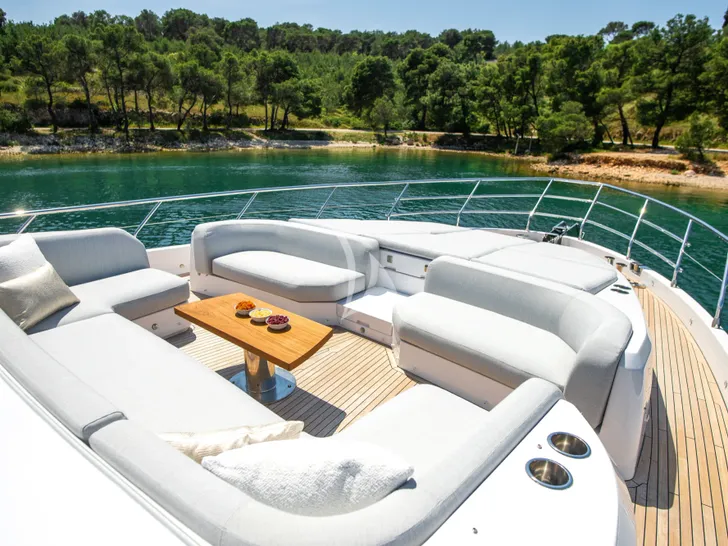 PREWI Azimut Fly 78 - foredeck lounge PREWI Azimut Fly 78 - foredeck lounge