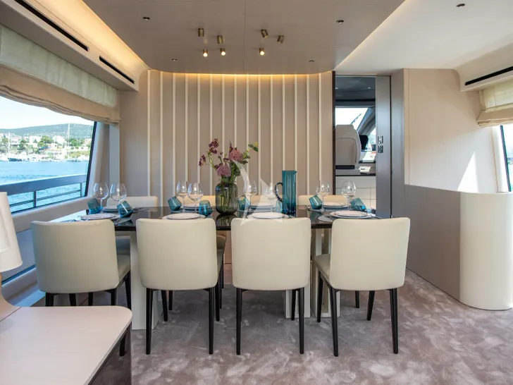 PREWI Azimut Fly 78 - main dining area PREWI Azimut Fly 78 - main dining area