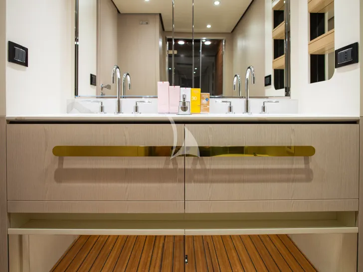 PREWI Azimut Fly 78 - master cabin bathroom PREWI Azimut Fly 78 - master cabin bathroom