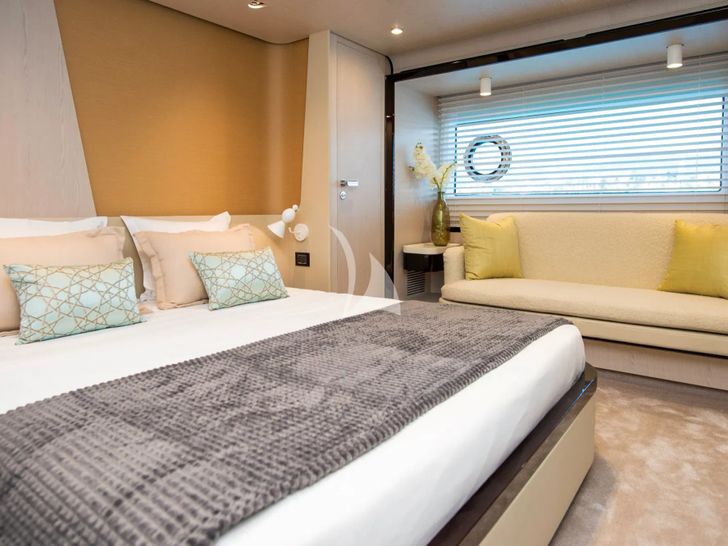 PREWI Azimut Fly 78 - master cabin bed and couch PREWI Azimut Fly 78 - master cabin bed and couch