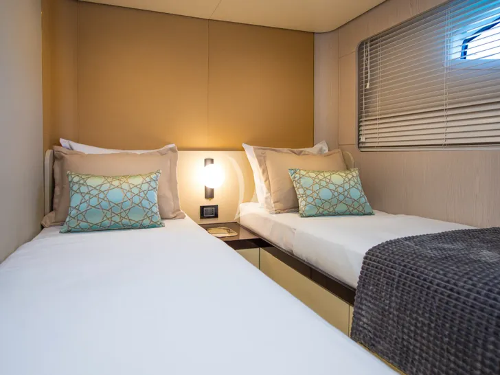 PREWI Azimut Fly 78 - twin cabin 1 PREWI Azimut Fly 78 - twin cabin 1