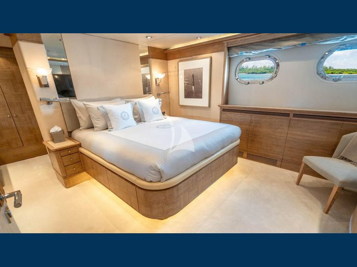 ARTEMISEA Intermarine Savannah 118 VIP cabin 1