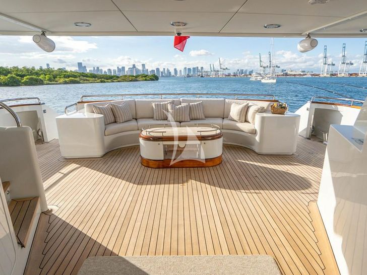 ARTEMISEA Intermarine Savannah 118 - aft deck ARTEMISEA Intermarine Savannah 118 - aft deck