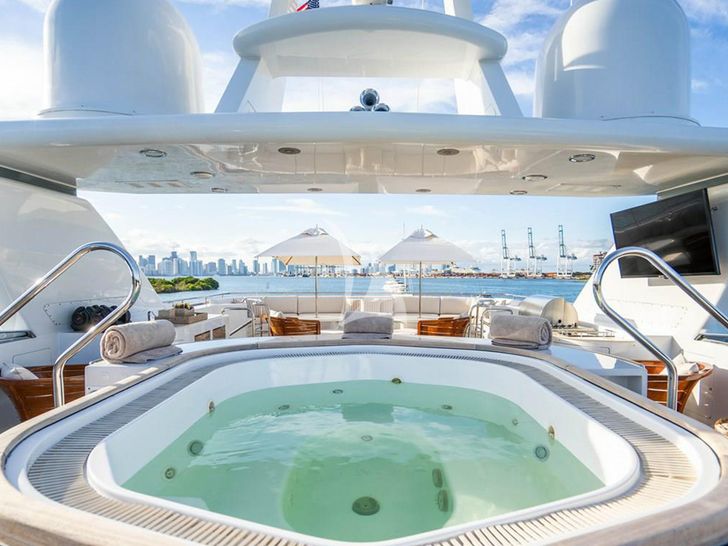 ARTEMISEA Intermarine Savannah 118 - sun deck jacuzzi ARTEMISEA Intermarine Savannah 118 - sun deck jacuzzi