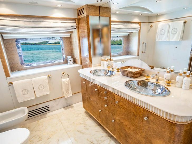 ARTEMISEA Intermarine Savannah 118 - master cabin bathroom ARTEMISEA Intermarine Savannah 118 - master cabin bathroom