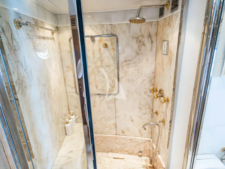 ARTEMISEA Intermarine Savannah 118 - master cabin shower ARTEMISEA Intermarine Savannah 118 - master cabin shower