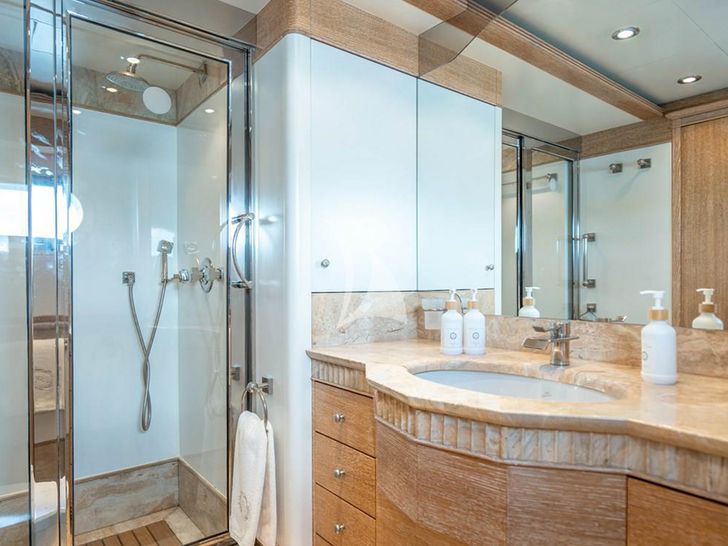 ARTEMISEA Intermarine Savannah 118 - twin cabin 1 bathroom ARTEMISEA Intermarine Savannah 118 - twin cabin 1 bathroom