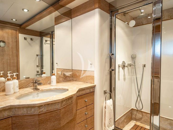 ARTEMISEA Intermarine Savannah 118 - twin cabin 2 bathroom ARTEMISEA Intermarine Savannah 118 - twin cabin 2 bathroom