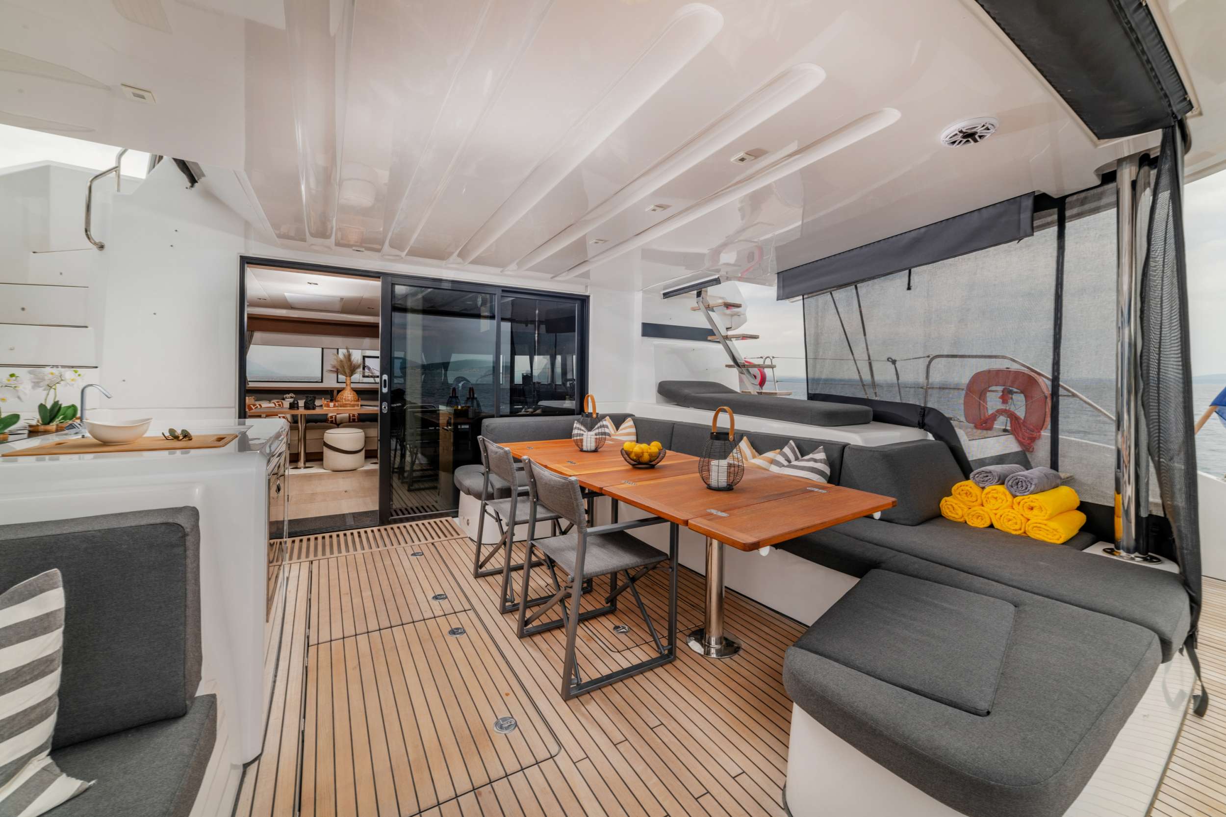 PRINCESS S Lagoon 55 - aft alfresco dining area