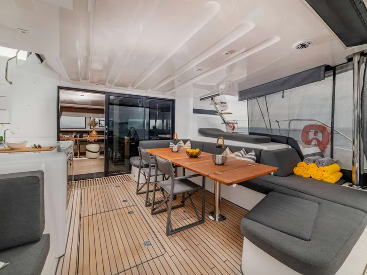 PRINCESS S Lagoon 55 - aft alfresco dining area PRINCESS S Lagoon 55 - aft alfresco dining area