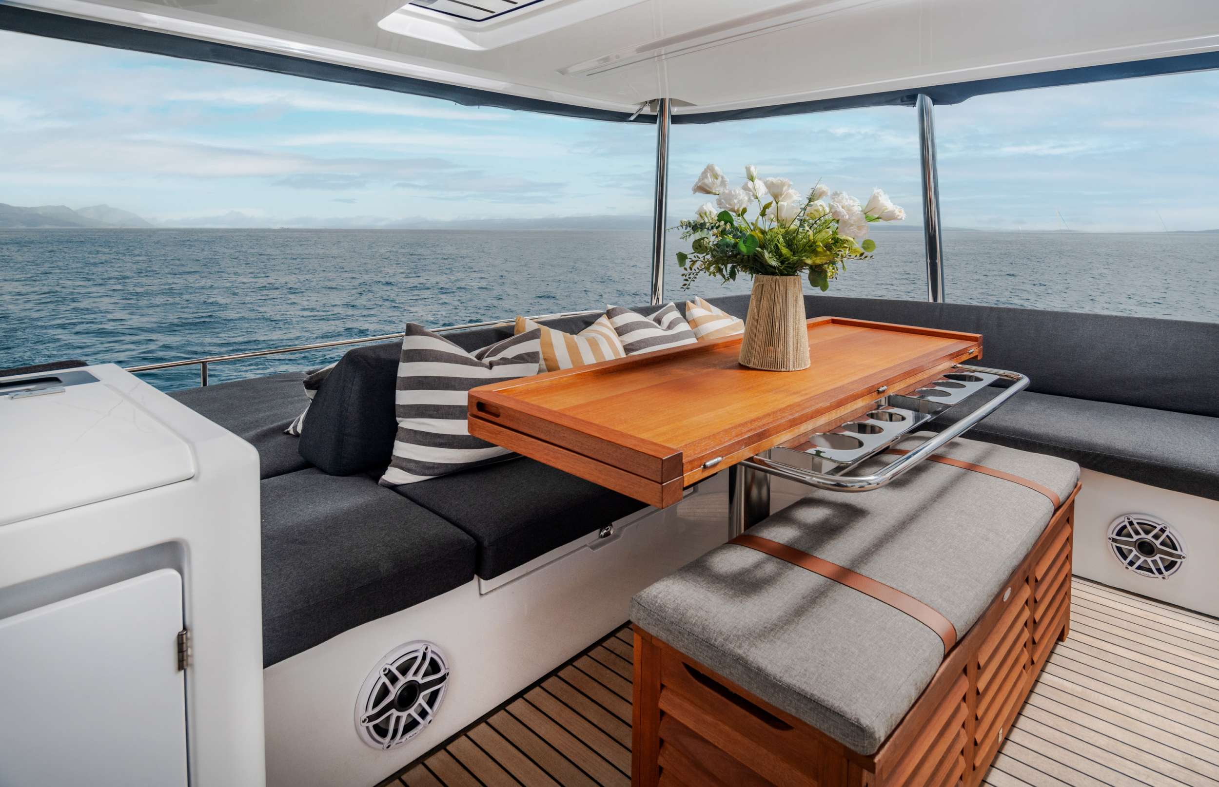 PRINCESS S Lagoon 55 - flybridge seating and dining