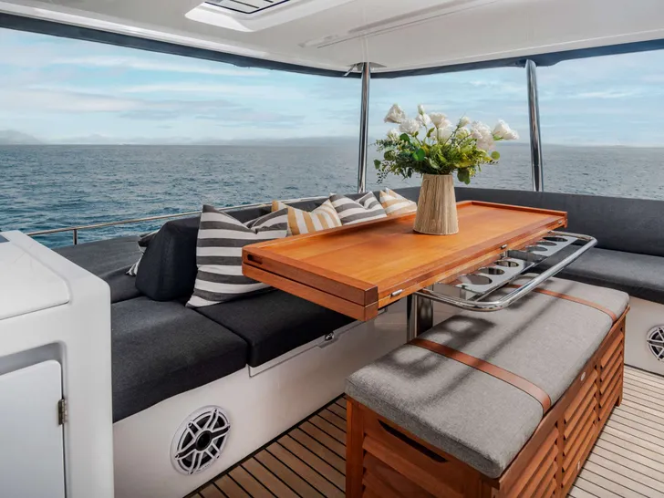 PRINCESS S Lagoon 55 - flybridge seating and dining PRINCESS S Lagoon 55 - flybridge seating and dining