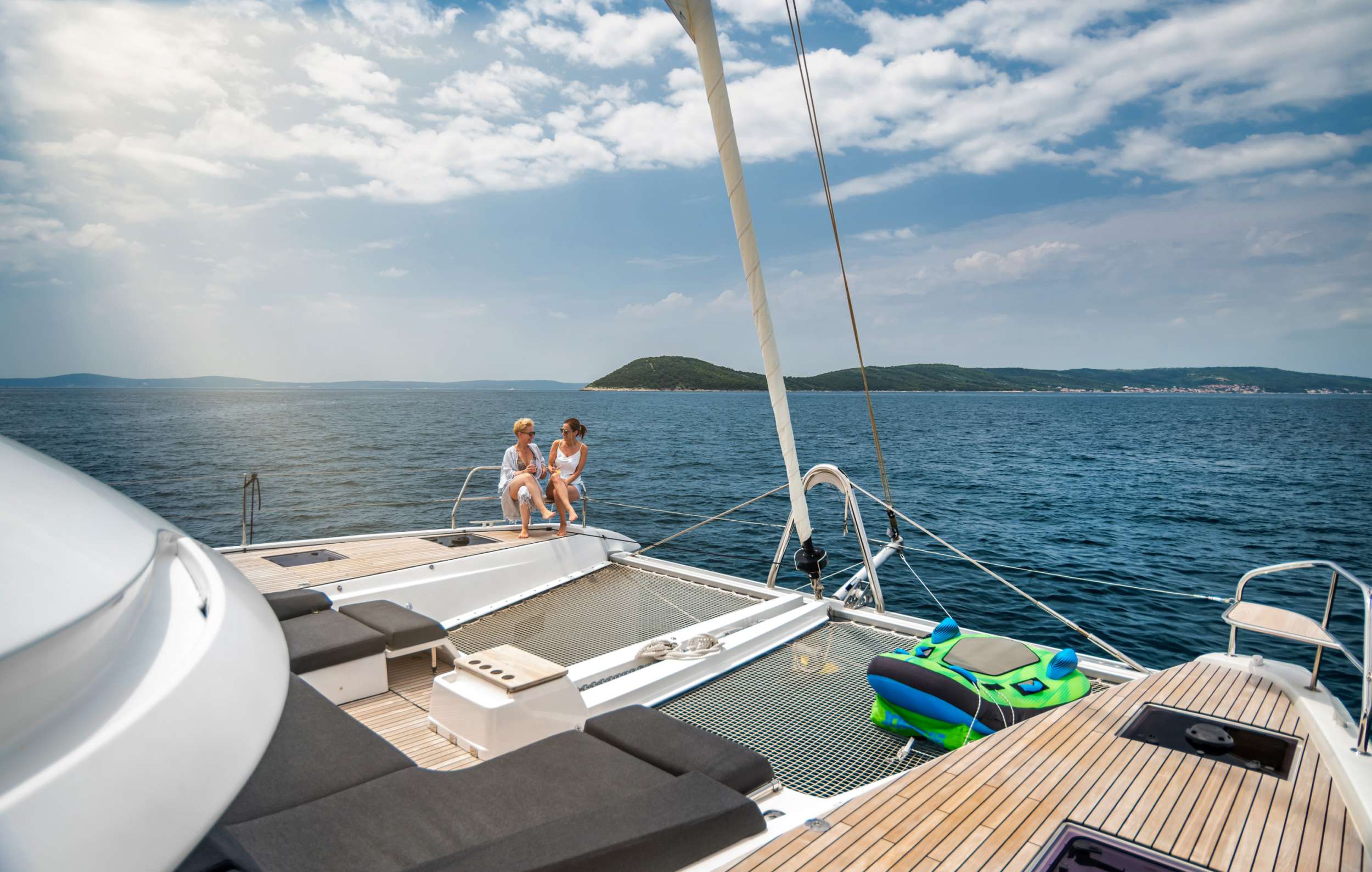 PRINCESS S Lagoon 55 - foredeck twin trampolines