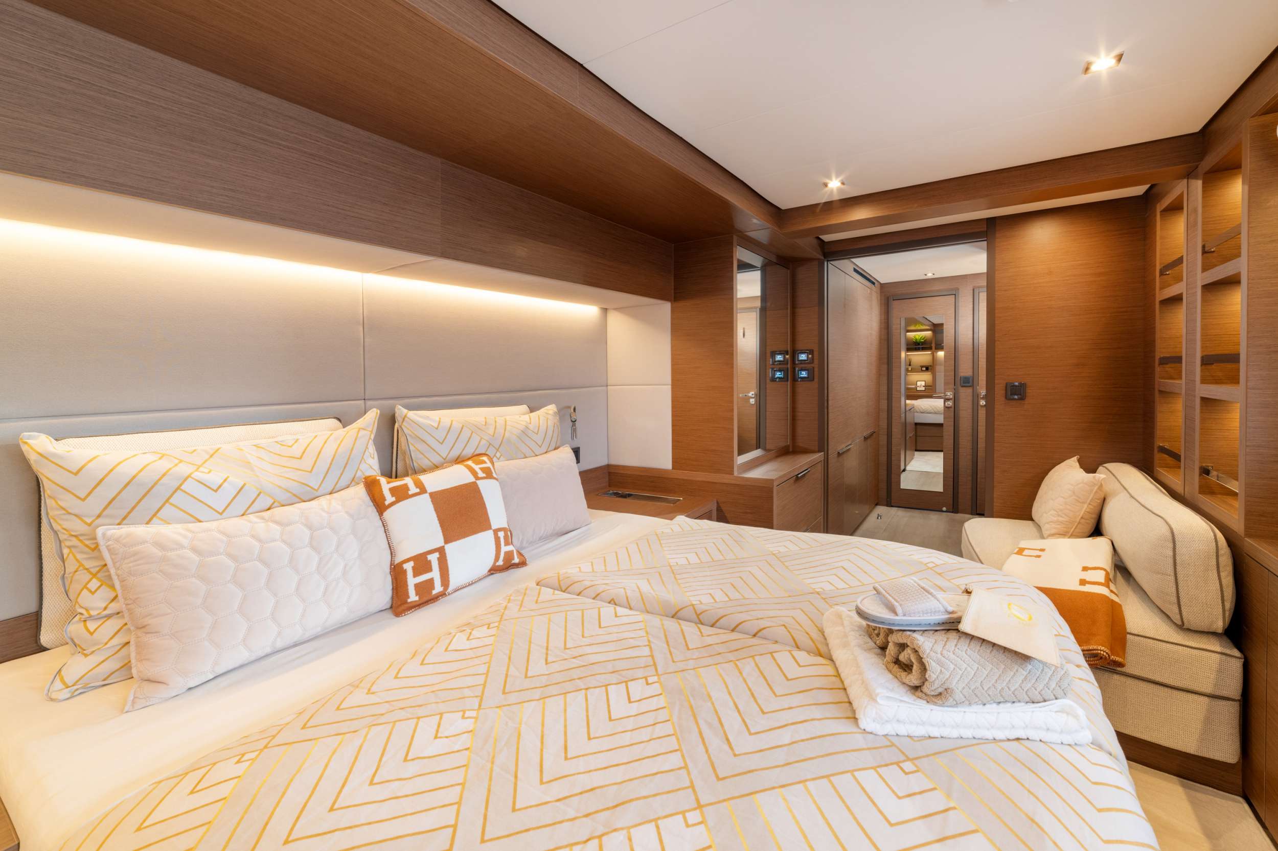PRINCESS S Lagoon 55 master cabin bed and sofa
