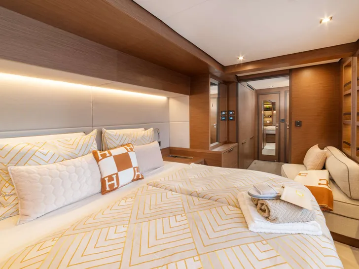 PRINCESS S Lagoon 55 master cabin bed and sofa PRINCESS S Lagoon 55 master cabin bed and sofa