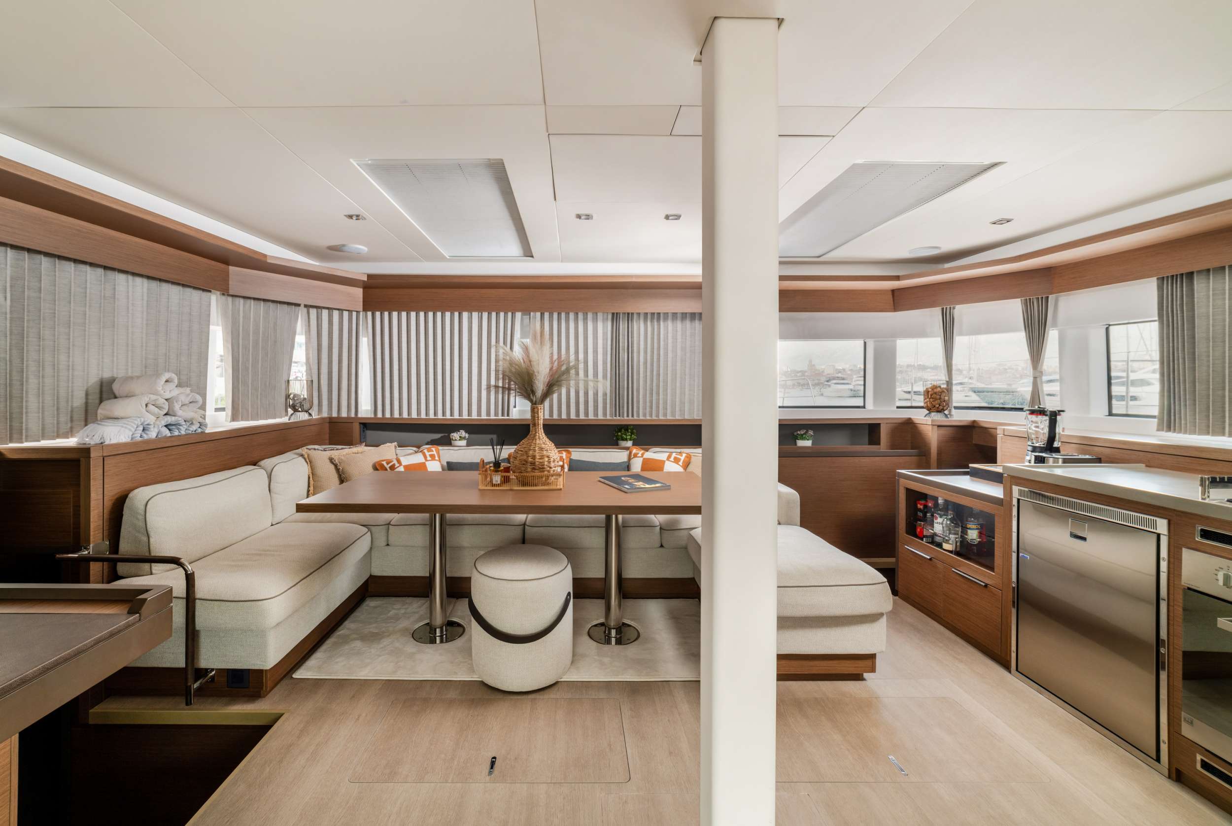 PRINCESS S Lagoon 55 - saloon and galley