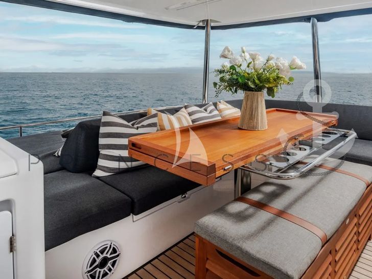 PRINCESS S Lagoon 55 - flybridge seating and dining PRINCESS S Lagoon 55 - flybridge seating and dining