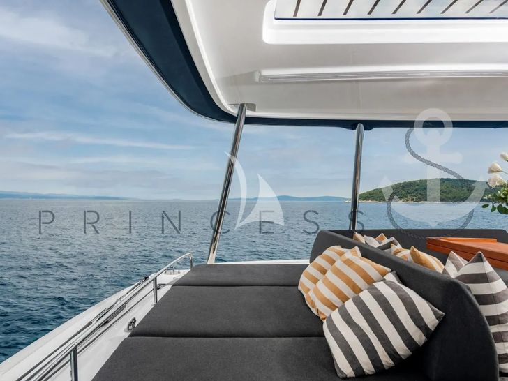 PRINCESS S Lagoon 55 - flybridge sun beds PRINCESS S Lagoon 55 - flybridge sun beds