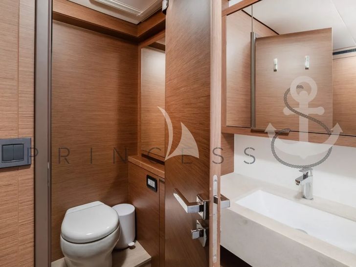 PRINCESS S Lagoon 55 - master cabin bathroom PRINCESS S Lagoon 55 - master cabin bathroom