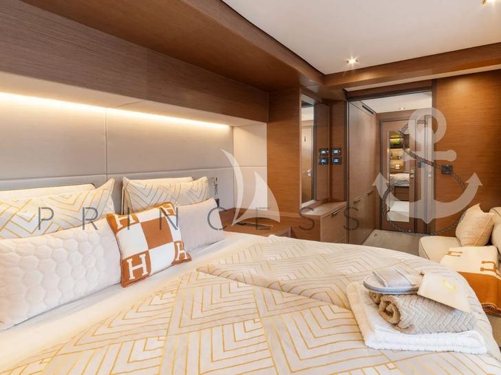 PRINCESS S Lagoon 55 - master cabin bed and sofa PRINCESS S Lagoon 55 - master cabin bed and sofa