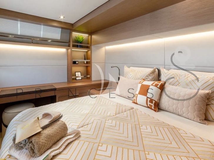 PRINCESS S Lagoon 55 - master cabin bed PRINCESS S Lagoon 55 - master cabin bed