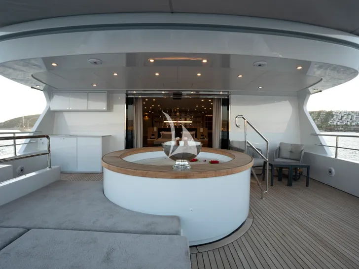 PRINCESS MELDA Neta Marine 39m - sky deck jacuzzi PRINCESS MELDA Neta Marine 39m - sky deck jacuzzi