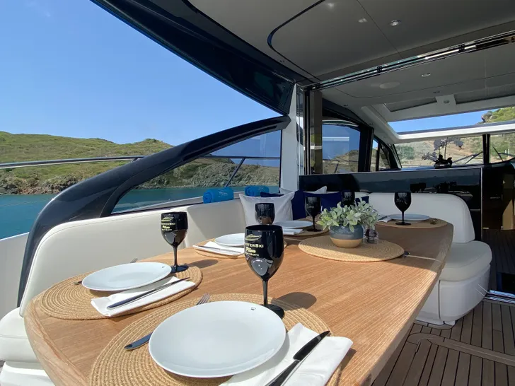 PRINCESS V55 - alfresco dining set up PRINCESS V55 - alfresco dining set up