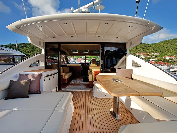 PRINCESS V70 - upper deck lounge PRINCESS V70 - upper deck lounge