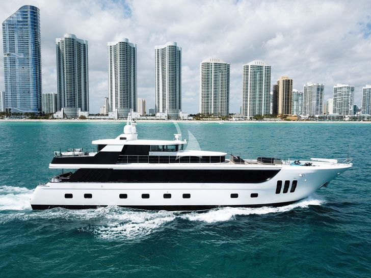 PRIVILEGE WHS Custom 34m - side profile PRIVILEGE WHS Custom 34m - side profile