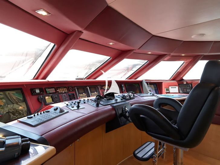 PROMETHEUS I Heesen 45m cockpit PROMETHEUS I Heesen 45m cockpit