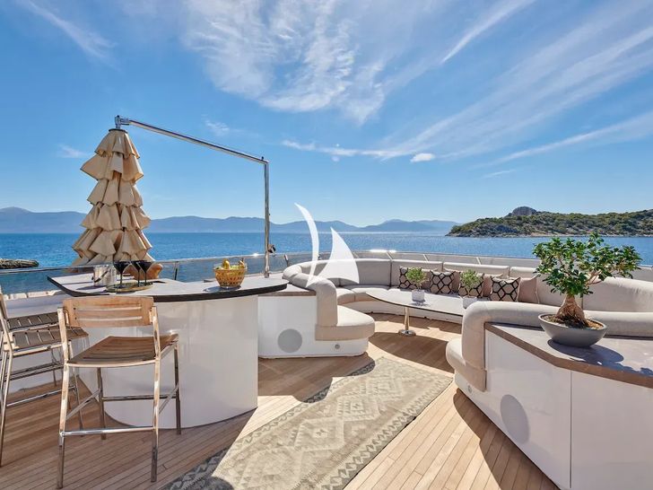 PROMETHEUS I Heesen 45m flybridge seating and bar area PROMETHEUS I Heesen 45m flybridge seating and bar area