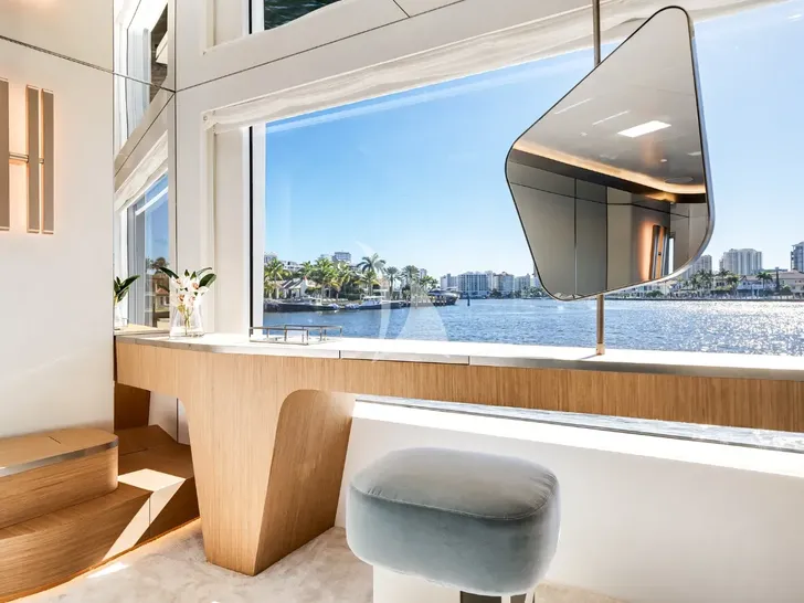 PROPOSITION Azimut Magellano 30m - master cabin window PROPOSITION Azimut Magellano 30m - master cabin window