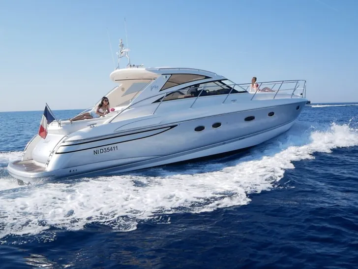 Princess V48S - cruising port side view Princess V48S - cruising port side view