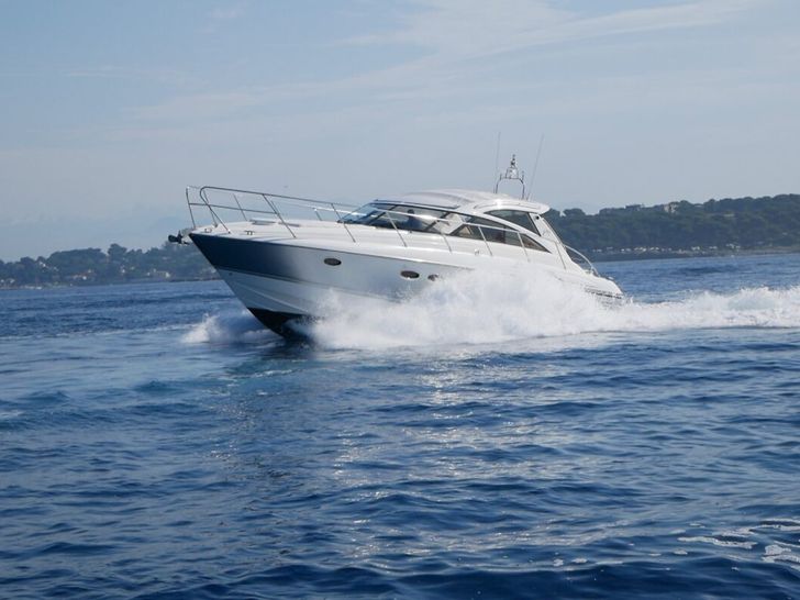 Princess V48S - cruising bow view Princess V48S - cruising bow view