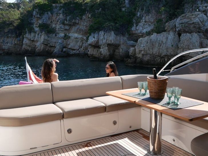 Princess V62S - aft lounge Princess V62S - aft lounge