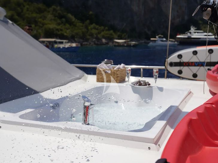 QUEEN OF MAKRI Custom Sailing Yacht 40m - jacuzzi QUEEN OF MAKRI Custom Sailing Yacht 40m - jacuzzi