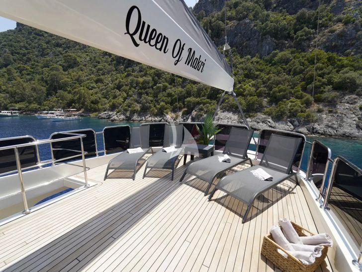 QUEEN OF MAKRI Custom Sailing Yacht 40m - sundeck sunbathing area QUEEN OF MAKRI Custom Sailing Yacht 40m - sundeck sunbathing area