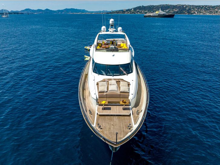 QUANTUM Peri 29 - anchored bow view QUANTUM Peri 29 - anchored bow view
