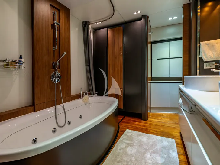 QUANTUM Peri 29 - master cabin bathroom QUANTUM Peri 29 - master cabin bathroom