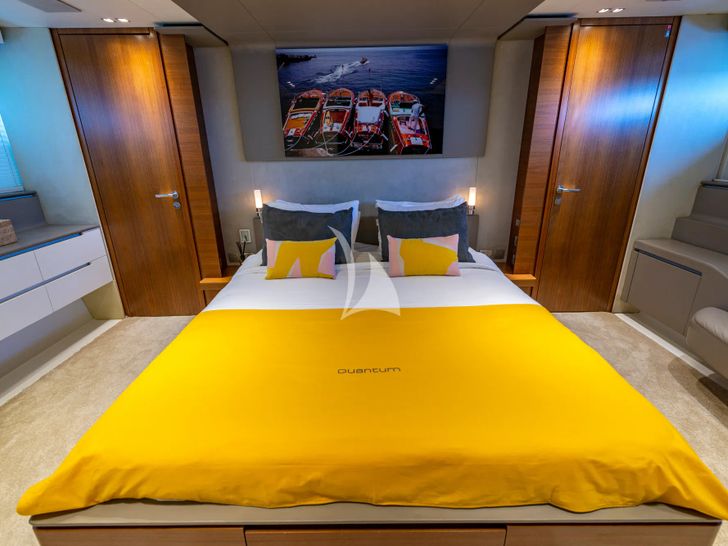 QUANTUM Peri 29 - master cabin bed QUANTUM Peri 29 - master cabin bed