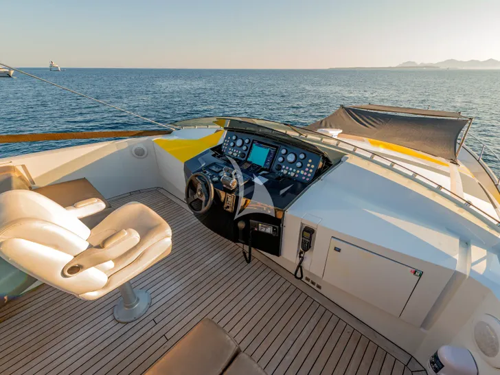 QUANTUM Peri 29 - sun deck helm QUANTUM Peri 29 - sun deck helm
