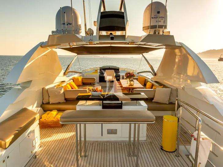 QUANTUM Peri 29 - sun deck minibar QUANTUM Peri 29 - sun deck minibar
