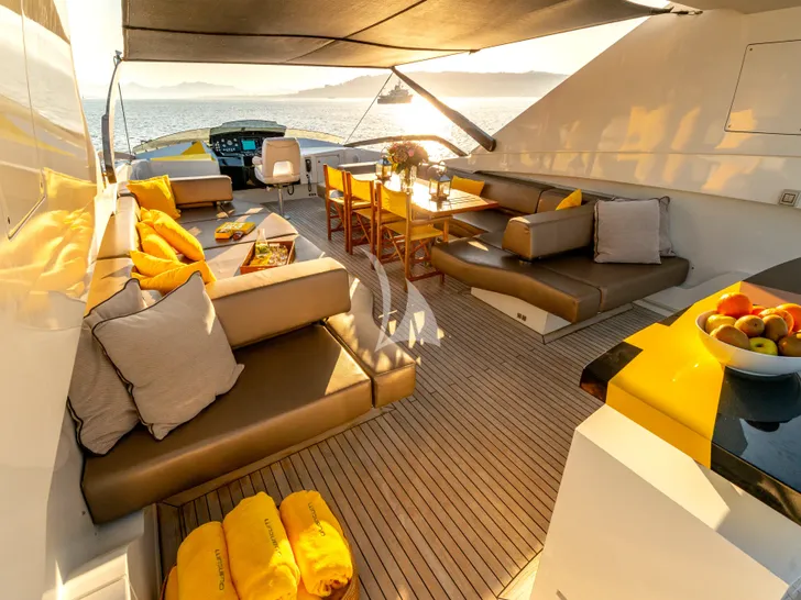 QUANTUM Peri 29 - sun deck seating and dining area QUANTUM Peri 29 - sun deck seating and dining area