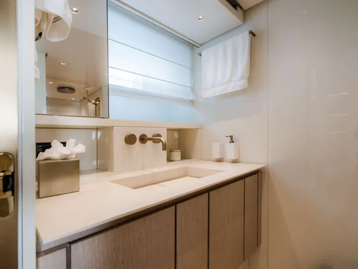QUARANTENA Sanlorenzo SX76 - VIP cabin bathroom QUARANTENA Sanlorenzo SX76 - VIP cabin bathroom