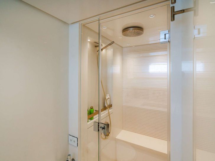 QUARANTENA Sanlorenzo SX76 - master cabin bathroom QUARANTENA Sanlorenzo SX76 - master cabin bathroom