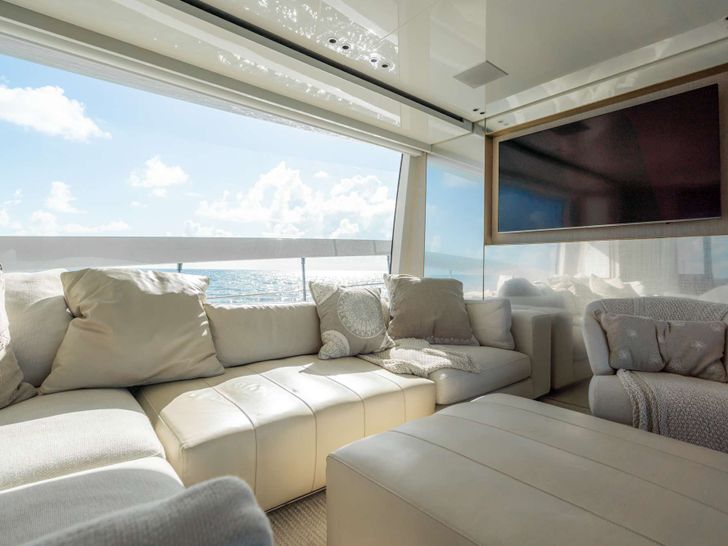 QUARANTENA Sanlorenzo SX76 - saloon seating area with TV QUARANTENA Sanlorenzo SX76 - saloon seating area with TV
