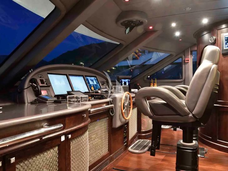 QUEST R Benetti Classic 120 - cockpit QUEST R Benetti Classic 120 - cockpit