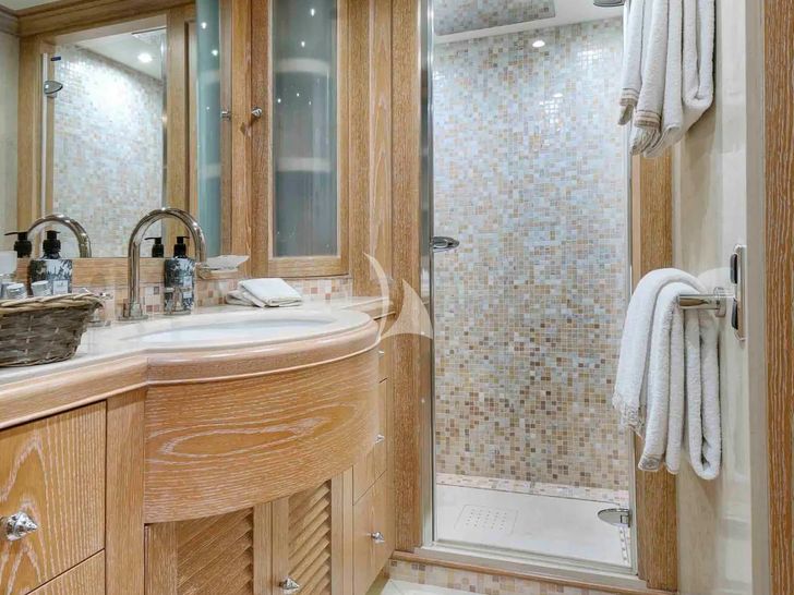 QUEST R Benetti Classic 120 - guest cabin bathroom QUEST R Benetti Classic 120 - guest cabin bathroom