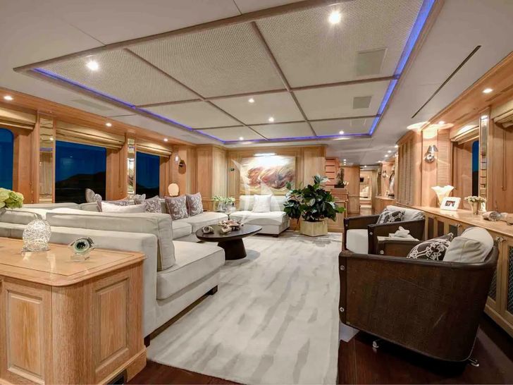 QUEST R Benetti Classic 120 - main saloon seating area QUEST R Benetti Classic 120 - main saloon seating area